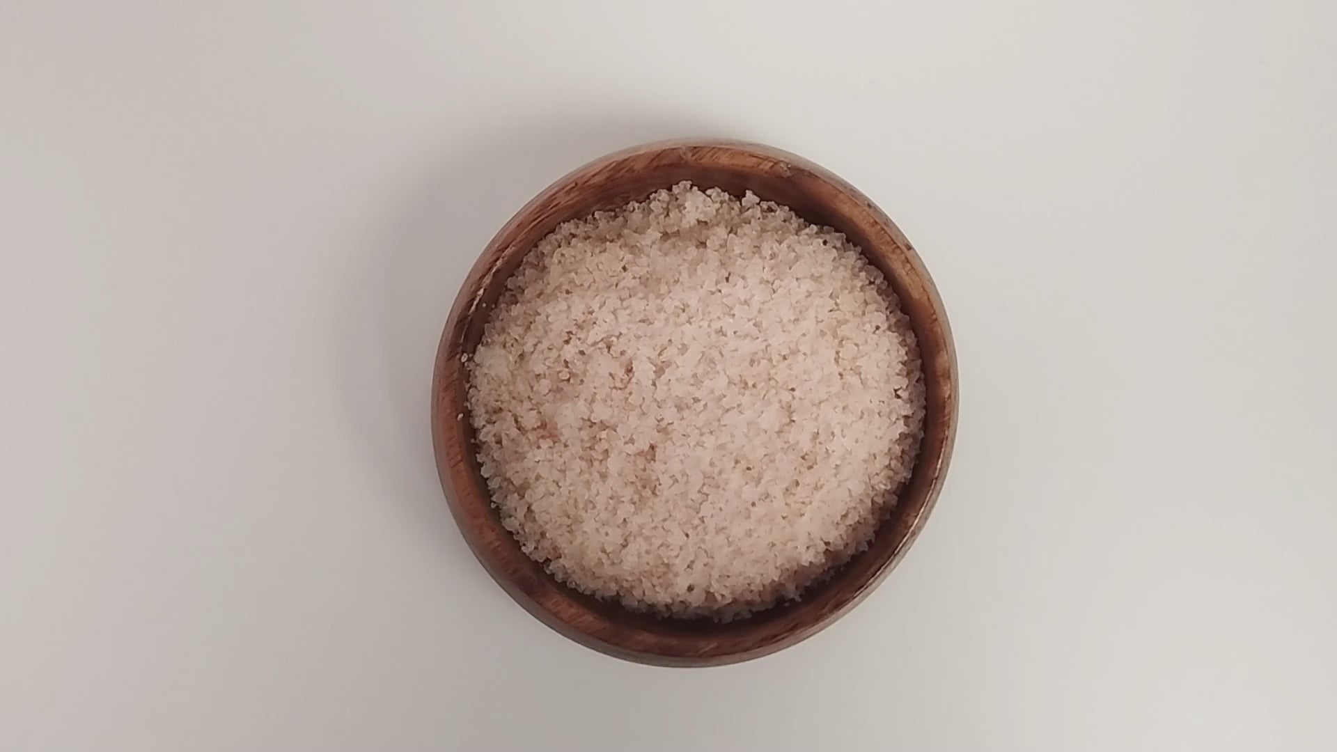 Video showing texture of bath salt and how it dissolves into water.